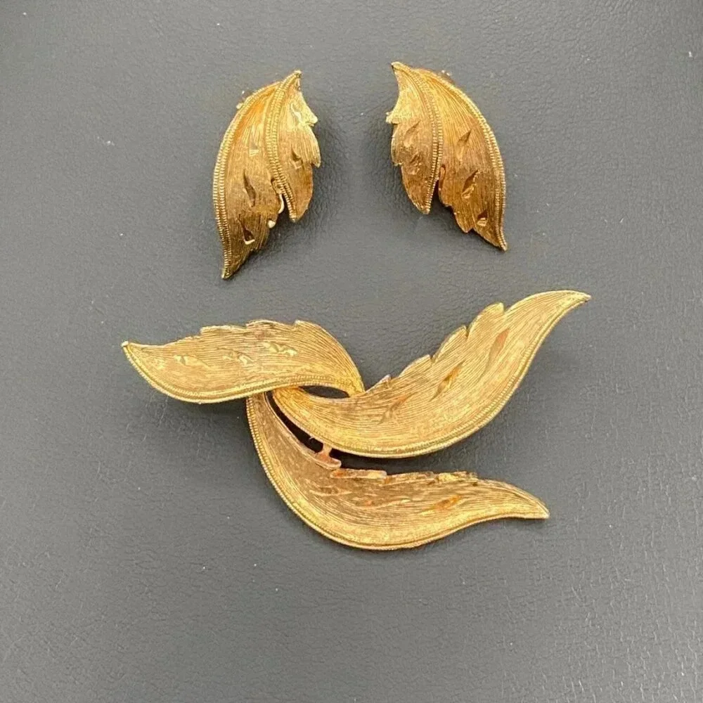 Vintage 60s JJ Textured Gold Tone Gilt Leaf Set Brooch and Clip On Earrings